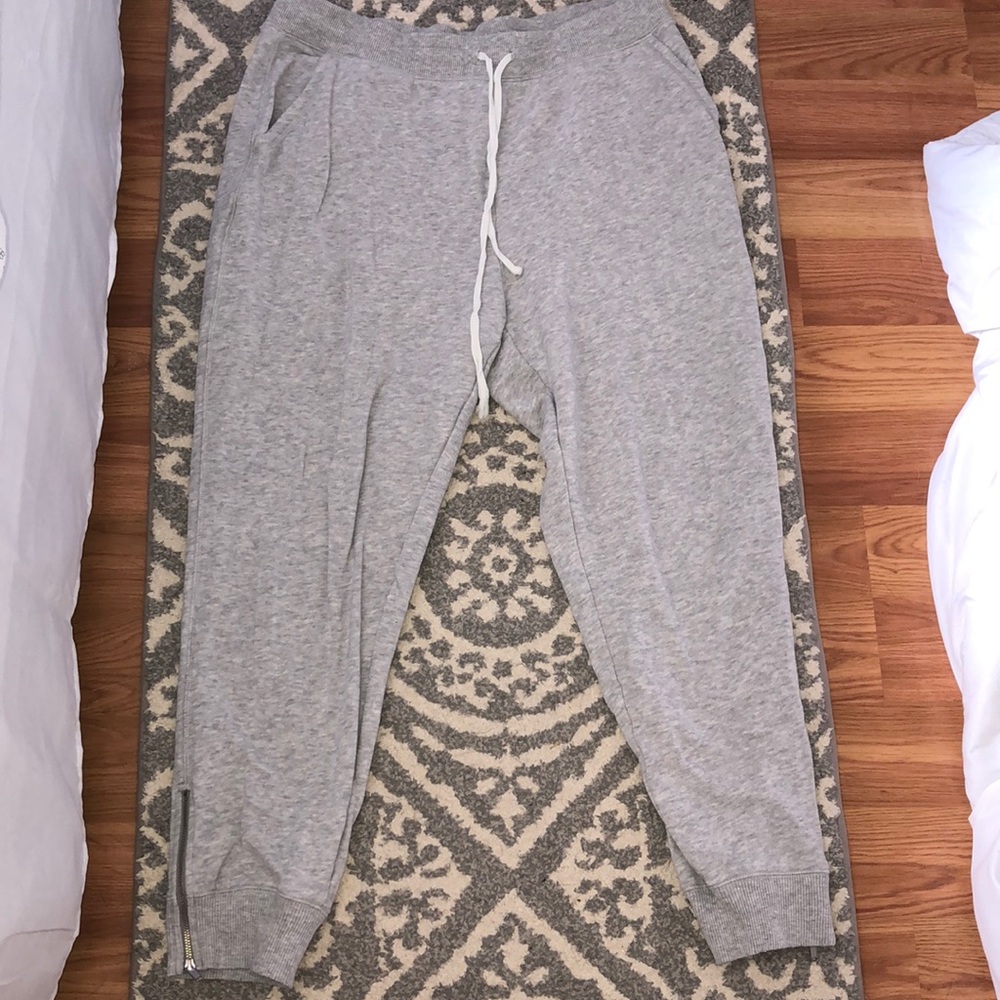 american eagle gray joggers with zippers at ankle!